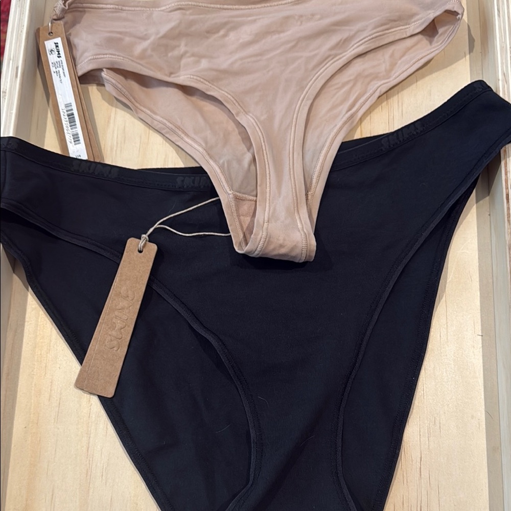 SKIMS  NWT Size Medium panty set